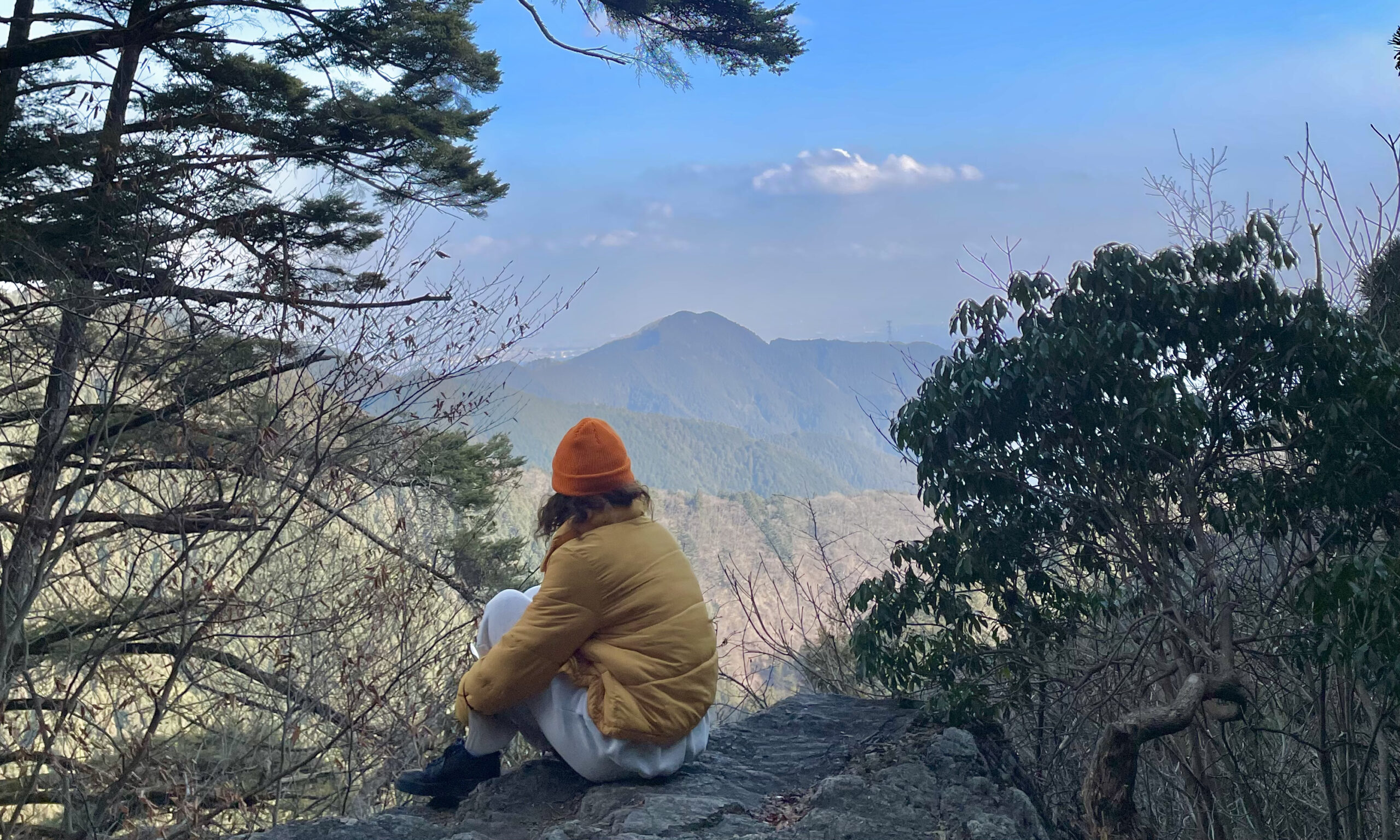 御岳山の景色を眺める女性