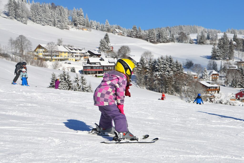 スキーをする子ども