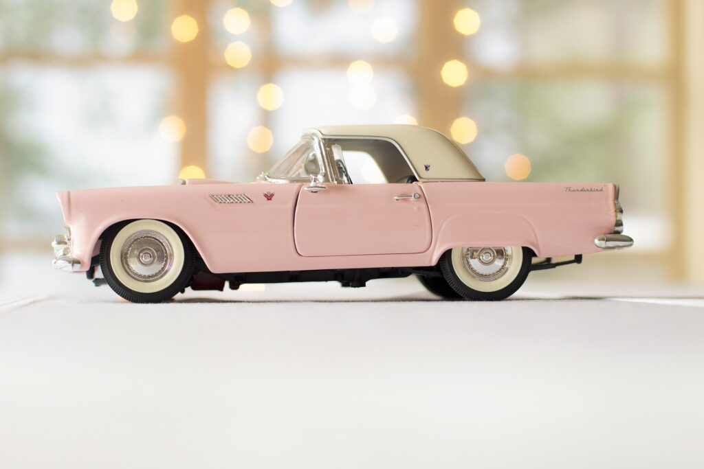 ピンク色の車の模型