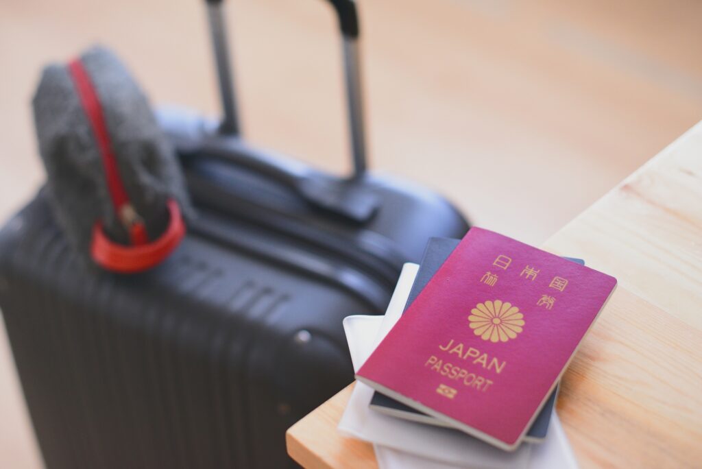 日本のパスポートとキャリーケース