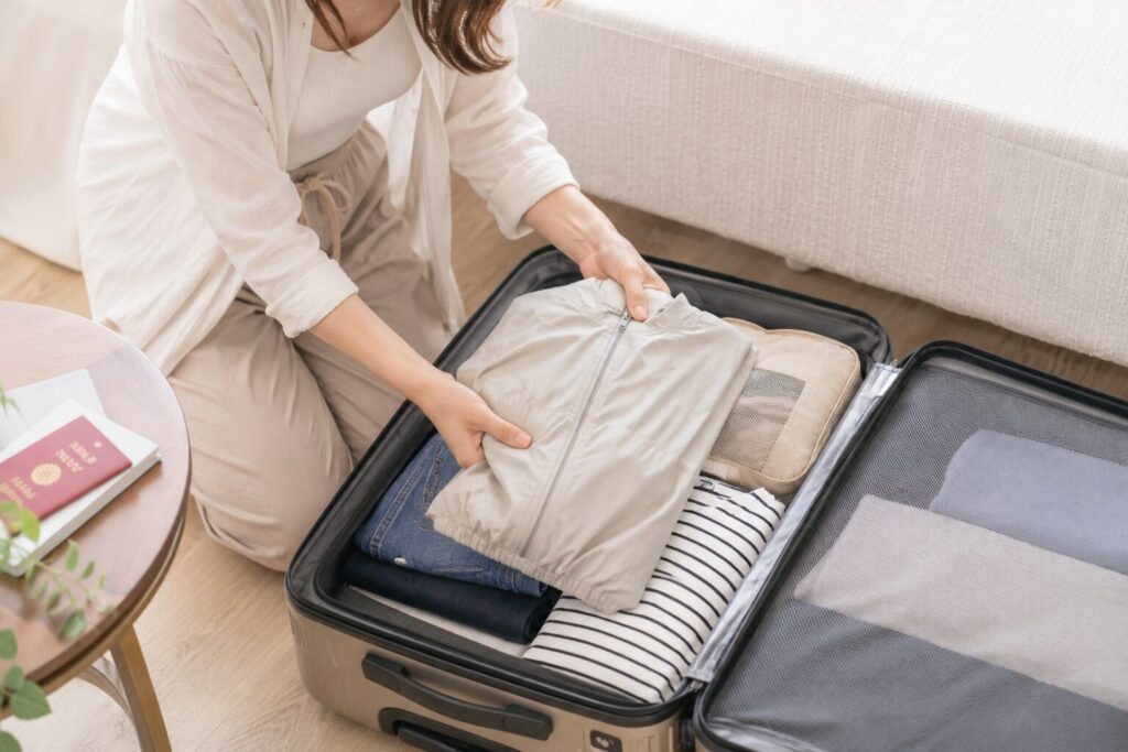 ウィンドブレーカーをパッキングしている女性