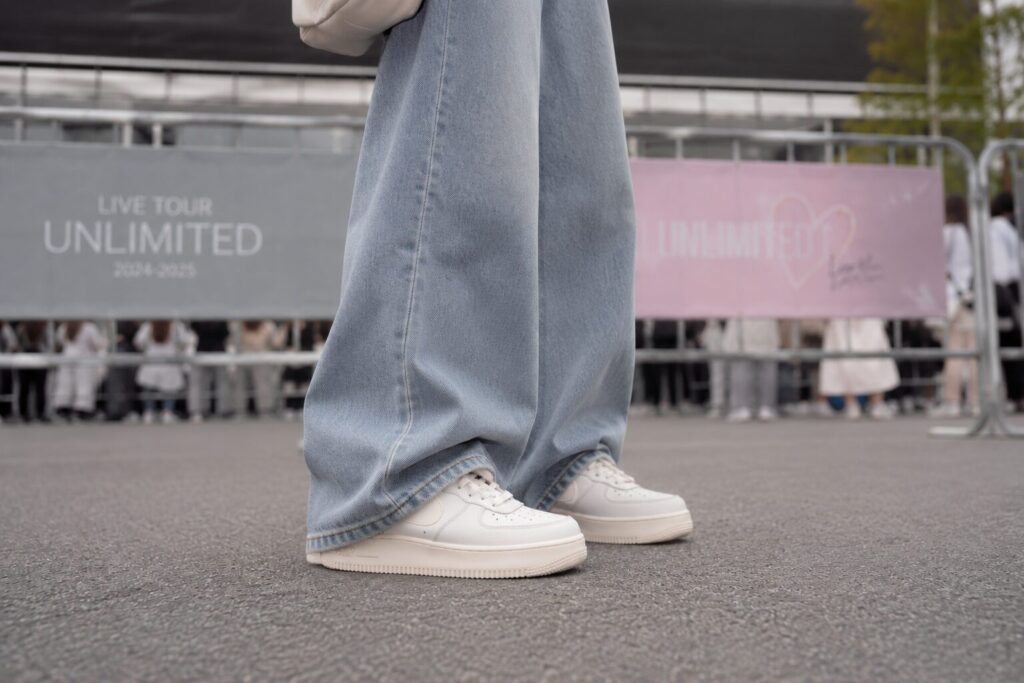 ライブ会場の女性の足元