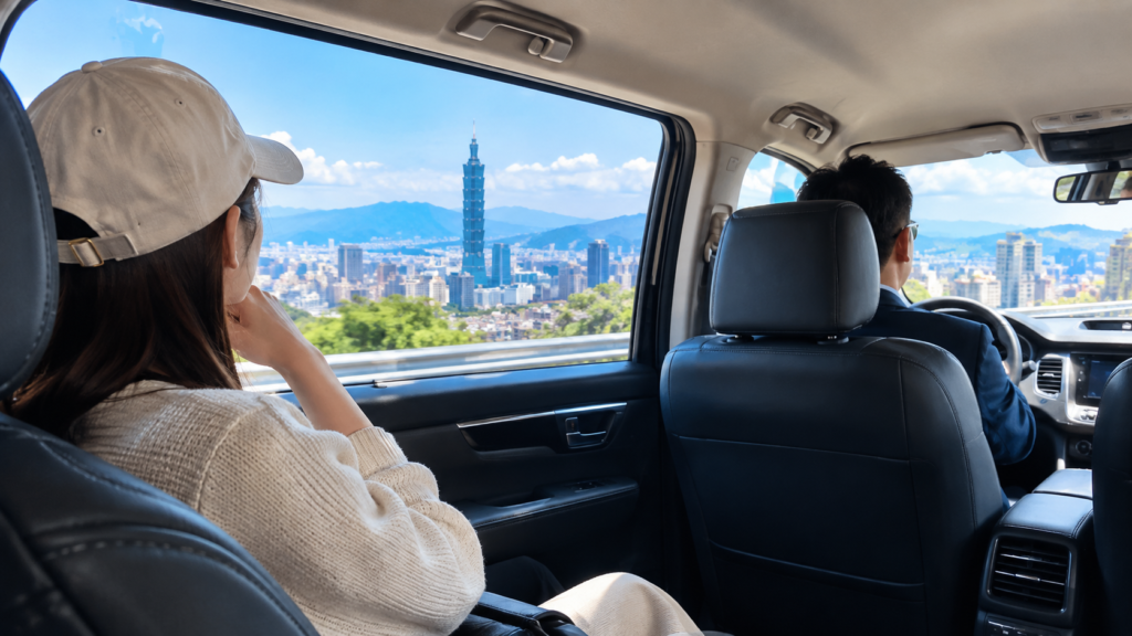 車内から眺める都市と山々